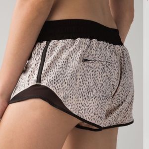 Lululemon Hotty Hot Short
Dottie Dash Grain Black / Black size 4